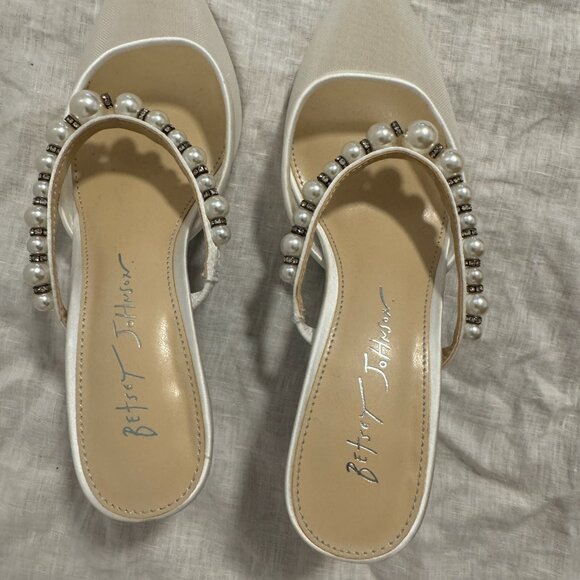 Betsey Johnson white & pearl heels size 5 US - Picture 3 of 11